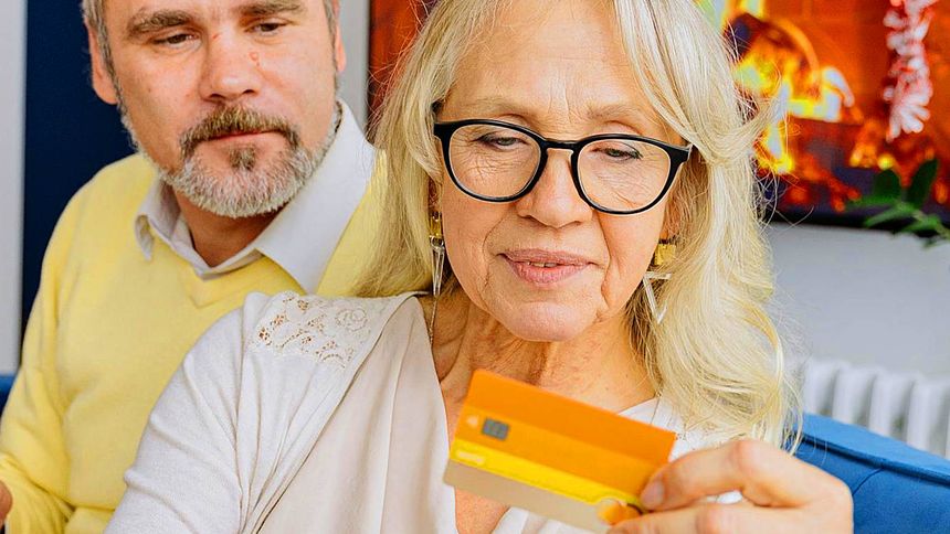 Legitymacja emeryta i karta seniora - co dają?