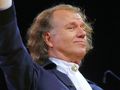Andr&eacute; Rieu przyciąga w Polsce tłumy. Pomaga mu ta piosenka.
