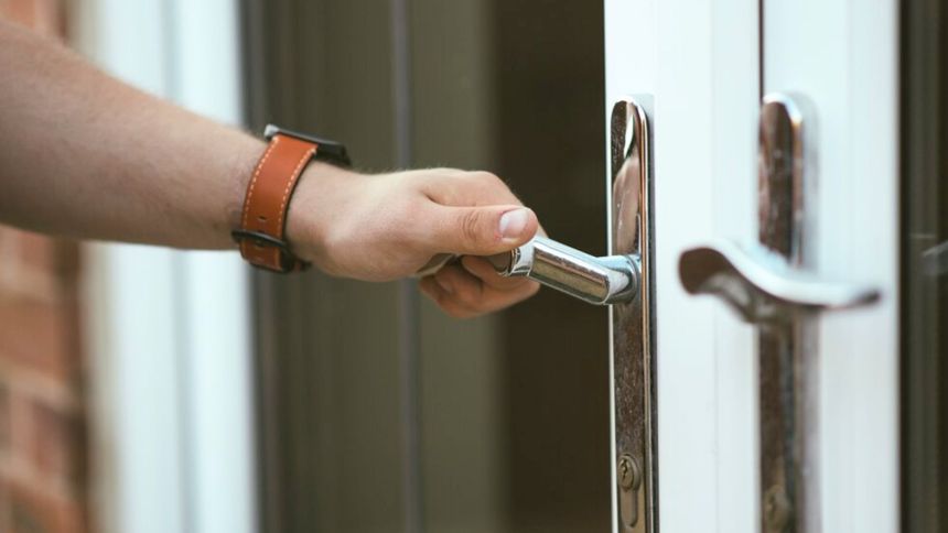 Kradzież "na klamkę" coraz częstsza w Polsce. Zrób to, by się zabezpieczyć