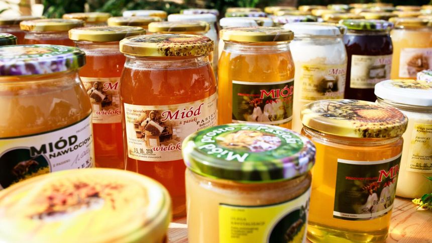 Miód naturalny występuje w wielu odmianach, od łagodnych po mocno gryzące.