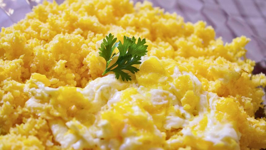 Klepok to idealny pomysł na śniadanie. Podana w ten sposób jajecznica jest wyjątkowo sycąca.