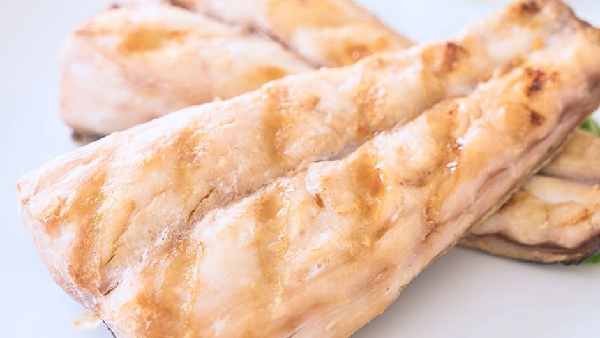 Pieczona makrela może być podana w całości lub w postaci steków bez ości.