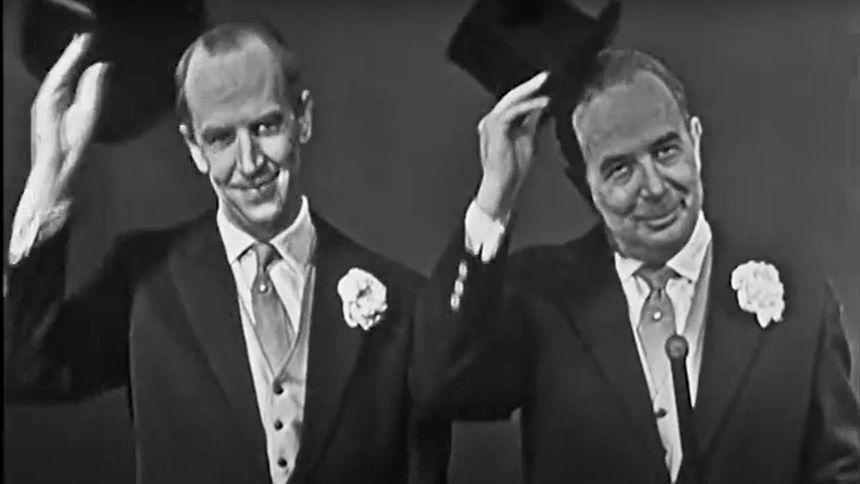 Choć celowali w humor inteligencji i tęsknili za okresem międzywojennym, trafili do szerokiego grona odbiorców.