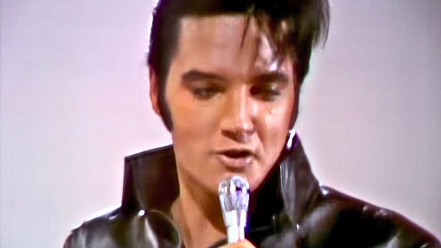 Elvis Presley wykonał "Blue Christmas" podczas występu po siedmioletniej nieobecności scenicznej.