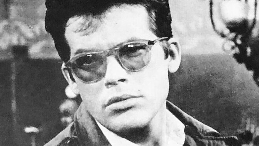 Zbigniew Cybulski na planie filmu "Popiół i diament"