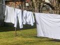 Jak usunąć ż&oacute;łte plamy z ubrań?