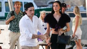 Na zdjęciu widać Brooklyna Beckhama i Nicolę Peltz, otoczonych osobami w luźnych ubraniach.