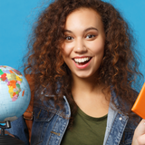 Młoda dziewczyna trzymająca globus i bilety