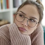 Zamyślona kobieta - materiał poglądowy 