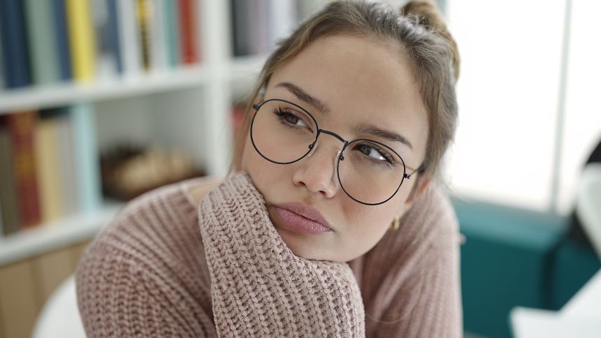 Zamyślona kobieta - materiał poglądowy 