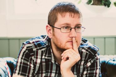 Mężczyzna myśli - materiał poglądowy