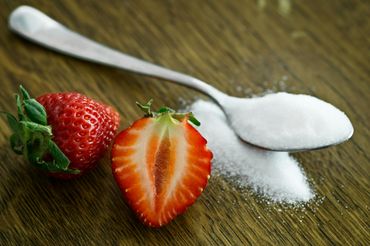 Truskawki i łyżeczka cukru - materiał poglądowy