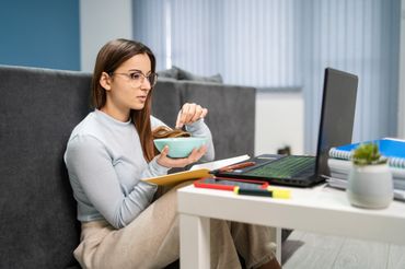 Kobieta je przed komputerem - materiał poglądowy