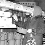 Kobieta robi zakupy w PRL - materiał poglądowy 