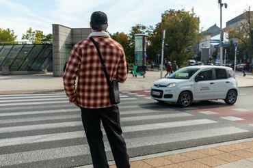 Mężczyzna przed przejsciem dla pieszych - materiał poglądowy