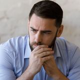 Niepewny siebie mężczyzna - materiał poglądowy