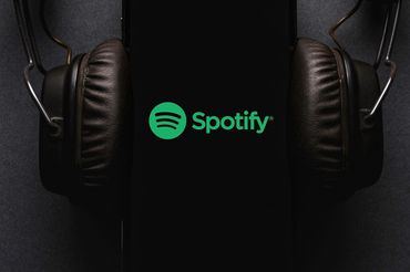 Logo Spotify i słuchawki - materiał poglądowy