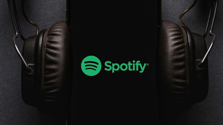 Logo Spotify i słuchawki - materiał poglądowy
