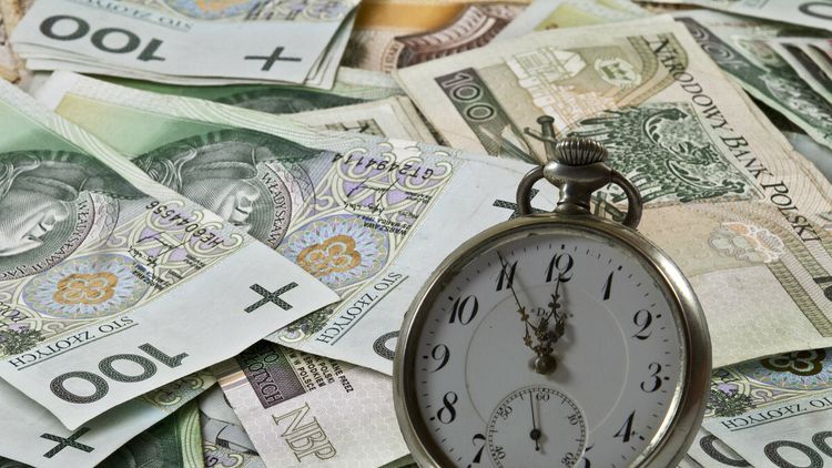 Zegar na tle pieniędy - materiał poglądowy
