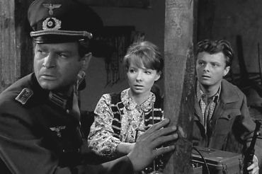 Janina Borońska-Łągwa, Stanisław Mikulski - Stawka większa niż życie - kadr z serialu