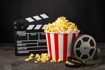Klaps filmowy, kubełek popcornu, taśma filmowa - materiał poglądowy