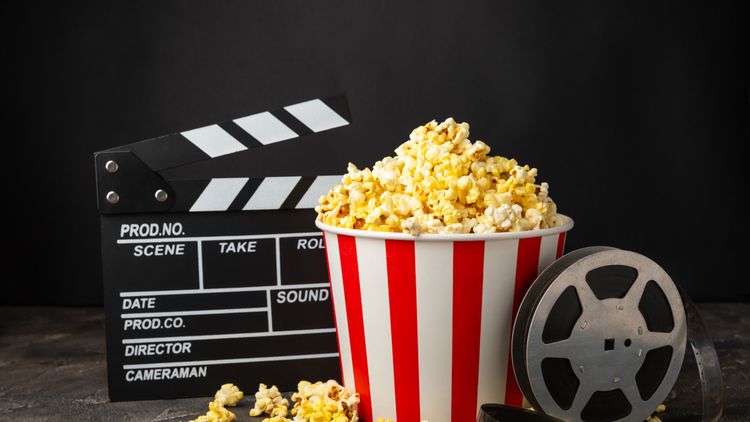 Klaps filmowy, kubełek popcornu, taśma filmowa - materiał poglądowy