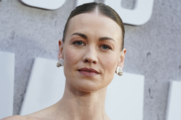 Yvonne Strahovski - Opowieść Podręcznej - kadr z serialu