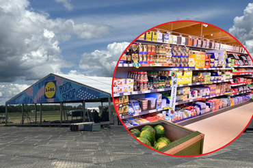 Rockowa Wyspa Lidla na Pol'and'Rock Festival podczas budowy, wnętrze sklepu Lidl