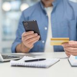 Mężczyzna korzystający z bankowości online - materiał poglądowy