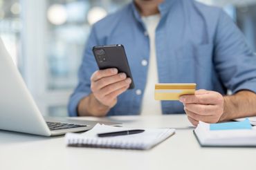 Mężczyzna korzystający z bankowości online - materiał poglądowy