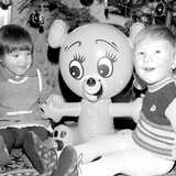 Dzieci z zabawką PRL