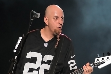 Shavo Odadjian podczas koncertu