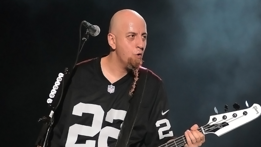 Shavo Odadjian podczas koncertu