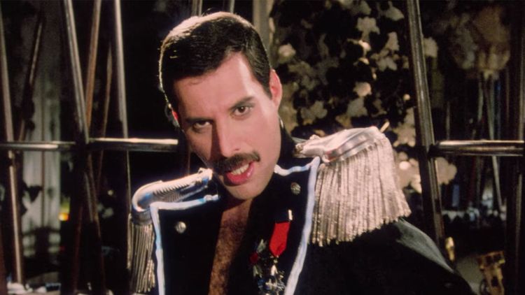 Freddie Mercury - Living on My Own - kadr z teleysku