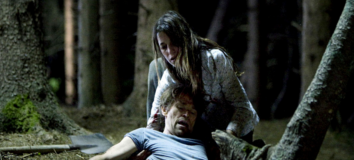 Antychryst - Willem Dafoe i Charlotte Gainsbourg - kadr z filmu Larsa von Triera