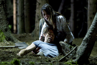 Antychryst - Willem Dafoe i Charlotte Gainsbourg - kadr z filmu Larsa von Triera