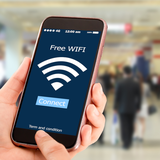 Ręce trzymające telefon, który łączy się z Wi-Fi