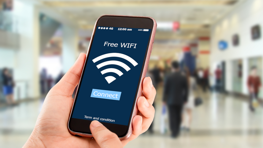 Ręce trzymające telefon, który łączy się z Wi-Fi