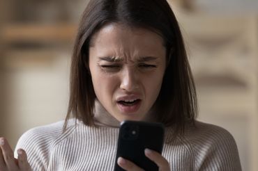 Groźna aplikacja na telefonie dziewczyny
