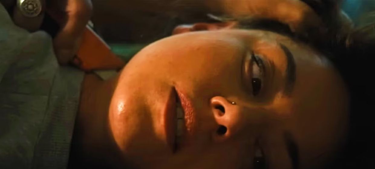 Na złej drodze - kadr z filmu z Aubrey Plazą