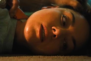Na złej drodze - kadr z filmu z Aubrey Plazą