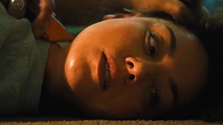 Na złej drodze - kadr z filmu z Aubrey Plazą