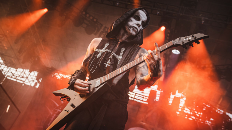 Nergal podczas koncertu Behemoth
