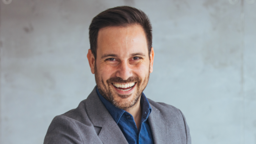 Mężczyzna podający rękę w stronę obiektywu