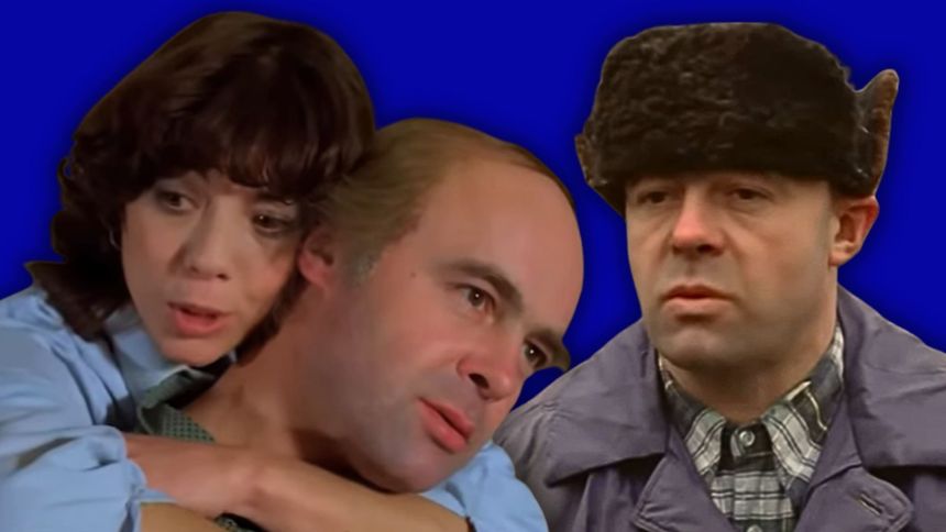 Kobieta przytula mężczyznę, obok inny mężczyzna w czapce