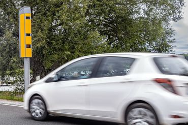 Fotoradar i jadący samochód - materiał poglądowy
