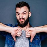 Negatywnie nastawiony mężczyzna