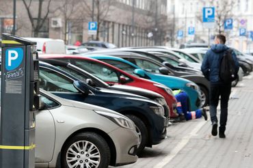 Samochody na parkingu - materiał poglądowy