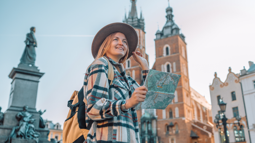 Kobieta zwiedza Kraków - materiał poglądowy 