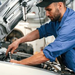 Mechanik naprawiający samochód - materiał poglądowy